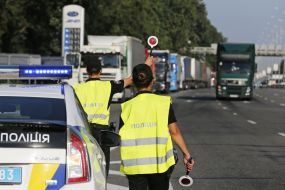 The police regulate the entry of heavy vehicles