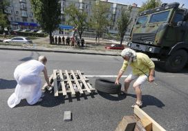 Kyiv residents blocked Kharkiv highway