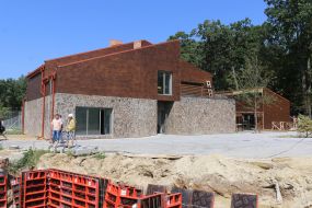 Construction of a bear shelter "Domazhyr"