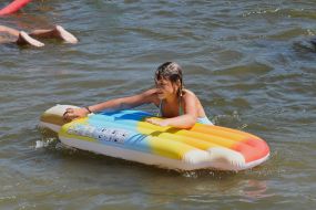 Девочка купается в реке