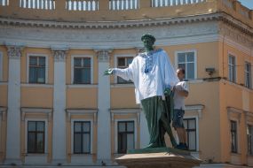 The guy wears a monument to Duke de Richelieu embroidery