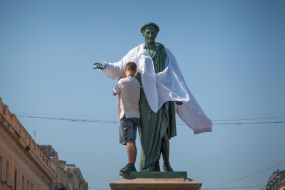 Man wears a monument to Duke de Richelieu embroidery