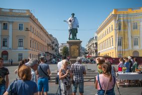 The guy wears a monument to Duke de Richelieu embroidery