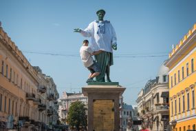 The guy wears a monument to Duke de Richelieu embroidery