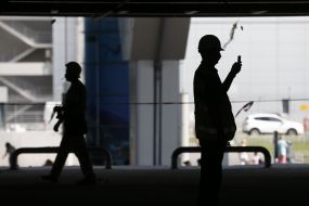 Рабочий на недостроенном паркинге