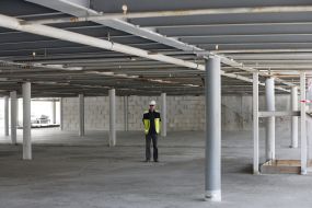 Рабочий на недостроенном паркинге