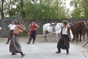 Артисты конного театра "Запорожские казаки"