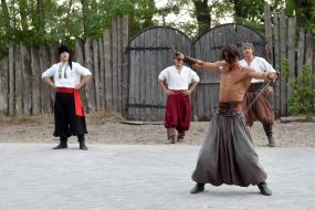 Артисты конного театра "Запорожские казаки"