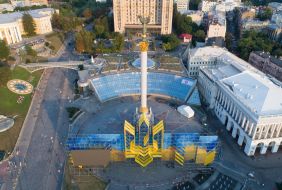 Installation in the form of a coat of arms and a flag of Ukraine