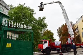 Presentation of the automobile lifting derrick