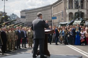 Petro Poroshenko at an exhibition of weapons and military equipment