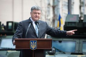 Petro Poroshenko at an exhibition of weapons and military equipment