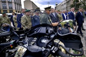 Petro Poroshenko at an exhibition of weapons and military equipment