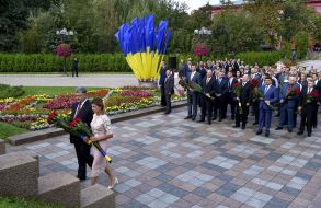 Laying flowers to the monument to Taras Shevchenko