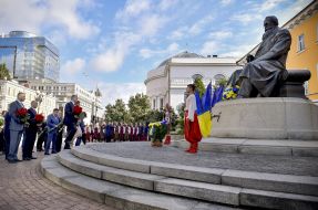 Laying flowers to the monument to Mikhail Hrushevsky