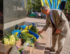 Laying flowers to the monument to Taras Shevchenko