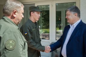 Петр Порошенко вручает медаль Сергею Добровольскому