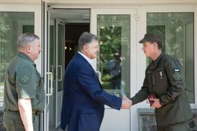 Петр Порошенко вручает медаль Сергею Добровольскому