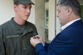 Петр Порошенко вручает медаль Сергею Добровольскому