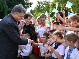 Petro Poroshenko and schoolchildren