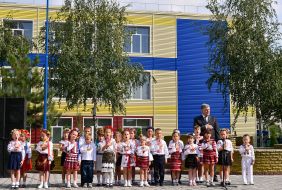 Petro Poroshenko and schoolchildren