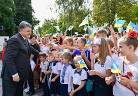Petro Poroshenko and schoolchildren