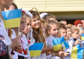 Schoolchildren hold the flags of Ukraine
