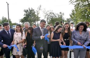 Petro Poroshenko and the students cut the tape