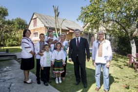 Petro Poroshenko visited a large family