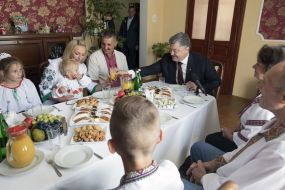 Petro Poroshenko visited a large family