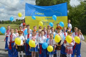 Kids holding balloons in their hands