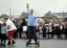 Школьник звонит в колокольчик