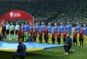 Игроки сборной Украины по футболу исполняют гимн