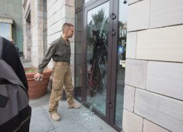 Dmitry Riznichenko breaks the glass of the front door of the store "Emporium"