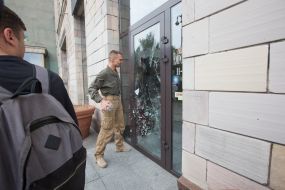 Dmitry Riznichenko breaks the glass of the front door of the store "Emporium"