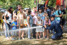 Rescuer demonstrates the supply of water to extinguish a conditional fire