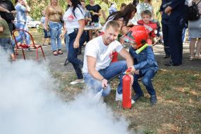 Application of carbon dioxide fire extinguisher