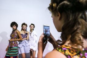 Модели фотографируются перед показом