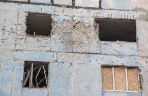 Damaged building in Avdeevka