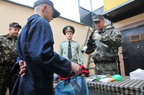 The staff of the colony checks the convicted person