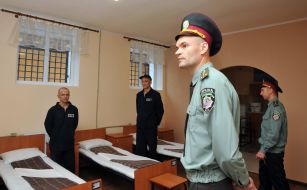 The staff of the colony checks the convicted person