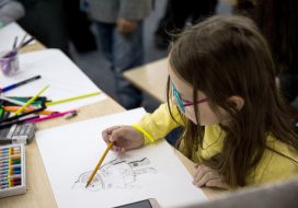 Девочка рисует