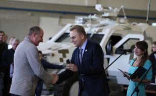 Андрій Садовий вручає подарунок