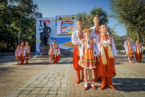 Performance of children's folklore collective