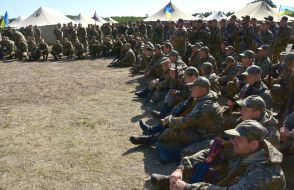 Soldiers of territorial defense units