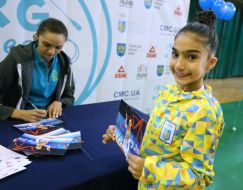 Autograph session by Anna Bessonova