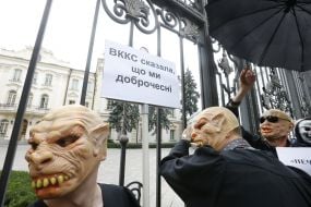 Акція "Марш нечЕсті в мантіях" біля ВСУ