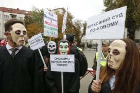 Акція "Марш нечЕсті в мантіях" біля АПУ