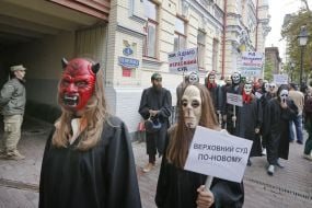 Акція "Марш нечЕсті в мантіях" біля ВСУ