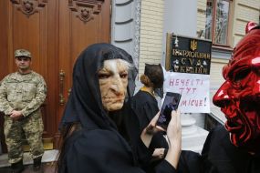 Акція "Марш нечЕсті в мантіях" біля ВСУ